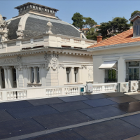 Sun and Go a installé 54 panneaux photovoltaïques sur le toit de la Chambre de Commerce et d’Industrie Nice Côte d’Azur, dont le bâtiment est classé.