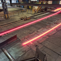 À partir de blooms venus de l’aciérie d’Ascoval et chauffés à 1 200°C, le laminoir de l’usine d’Hayange forme des rails qui peuvent atteindre 108 mètres de long.