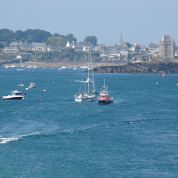 Saint-Malo, au loin, est l’un des hauts lieux du tourisme breton.
