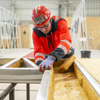 Sogea Atlantique BTP a ouvert une usine de préfabrication pour la rénovation énergétique de 296 logements du bailleur Maine-et-Loire Habitat.
