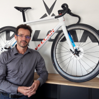 A la tête de Velcan Cycles, Christophe Moulins table cette année sur la fabrication et l’assemblage de 250 vélos dans son atelier de Saint-Saturnin.