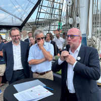 Bruno Goré, président du directoire de la Caisse d’Épargne Normandie, annonce le lancement de Nautibanque, nouvel organisme bancaire dédié au maritime et fluvial, lors de l’Armada 2023 à bord du Belem.