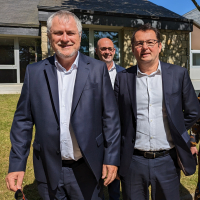Jean-Paul Kerrien (CA 29) a cédé la présidence d’Investir en Finistère en juin 2023 à Philippe Rouxel (CMB). Au deuxième rang, Jean-Jacques Deniel, président du CA 29 et trésorier et Françoise Lelann, directrice.