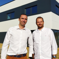 Christophe Miguet et Baptiste Brunel, dirigeants de PA Technologies, devant le nouveau site de l’entreprise près de Metz.