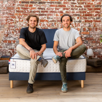 Félix Hannicotte et Cédric Mathon (à droite) ont repris MT Sommeil en 2019. Ils ont lancé la marque Bonnuit en 2020.