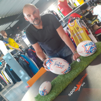 Le PDG de Sport Avenue Pro Florent Reynaud et la gamme de produits aux couleurs de la coupe du monde de rugby qu'il a créée.