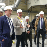 Le chantier de la future usine d’Atos a reçu la visite du préfet de la région Pays de la Loire Fabrice Rigoulet-Roze et d’élus, l’État accompagnant la déconstruction de l’ancienne usine Bull à hauteur de 1,2 million d’euros dans le cadre du Fonds Vert.