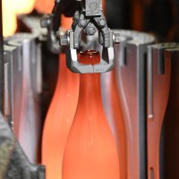 Le site ligérien de Verallia est l’un des seuls sites du groupe en France à maîtriser la fabrication de cinq teintes de bouteilles en verre.