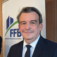"Depuis la fin 2023, nous avons déjà perdu 6 000 emplois" alerte Olivier Salleron, président de la Fédération française du bâtiment (à droite, ici en janvier 2024 avec Christophe Marchand, président de la FFB Mayenne).