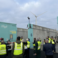 L’usine Lhyfe Buléon, capable d’alimenter près de 200 poids lourds au quotidien, a été inaugurée en décembre 2023, dans le Morbihan. C’est le plus grand site de production H2 en France.